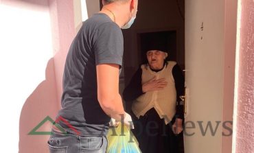 KORONAVIRUSI/ Qytetarët i presin me dorë në zemër, Bashkia e Kurbinit ndihma për të moshuarit që nuk dalin nga shtëpitë