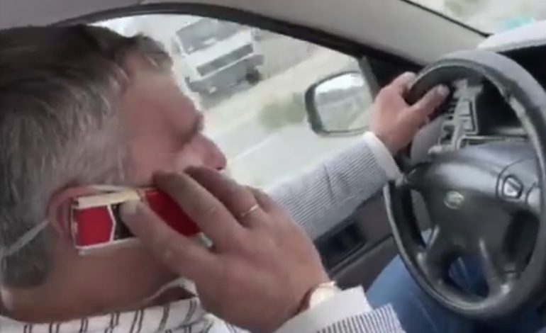 “DO FUS NË BURG RAMËN”/ Deputeti i Bashës nuk përmbahet, sfidon policinë nga makina (VIDEO)