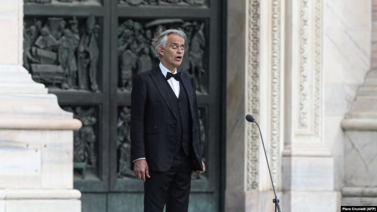 KONCERTI QË PREKU ZEMRAT E MBARË BOTËS/ Performanca e Bocellit në sheshin bosh të katedrales Duomo shikohet miliona herë