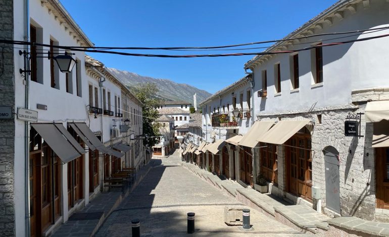 PAMJET/ Në shtetrrethim, por Gjirokastra e paprekur nga COVID-19 duket më e bukur se kurrë