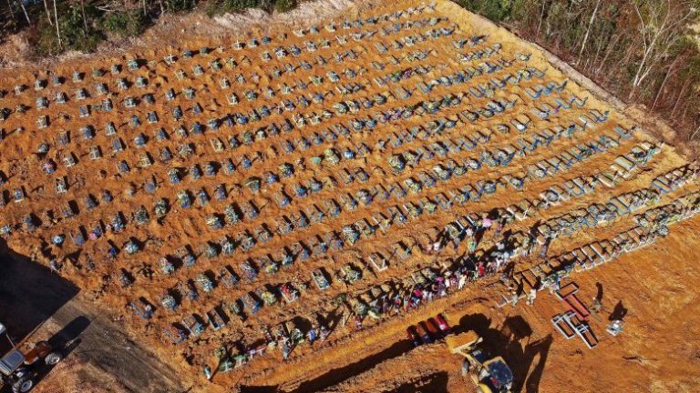 KORONAVIRUSI/ Punë pa ndalim me ekskavatorë, shihni varret masive për viktimat e COVID-19 në Brazil
