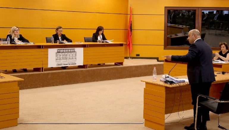 NË KOHË KORONAVIRUSI/ Covid-19 nuk ndal garën për kreun e byrosë kombëtare, nis vetingu