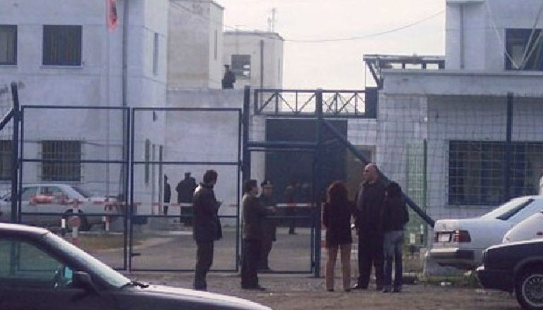 KORONAVIRUSI/ Juristi i burgut të Rrogozhinës pozitiv me COVID-19. Vetëkarantinohen drejtori dhe dy policë