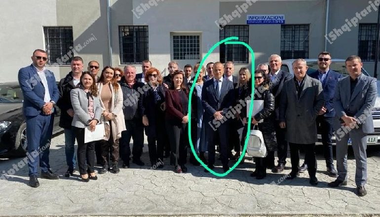 PAS DREJTORIT TË BURGUT TË 313/ Gjykata liron nga qelia dhe çon në karantinë në shtëpi Ervin Kurtullën