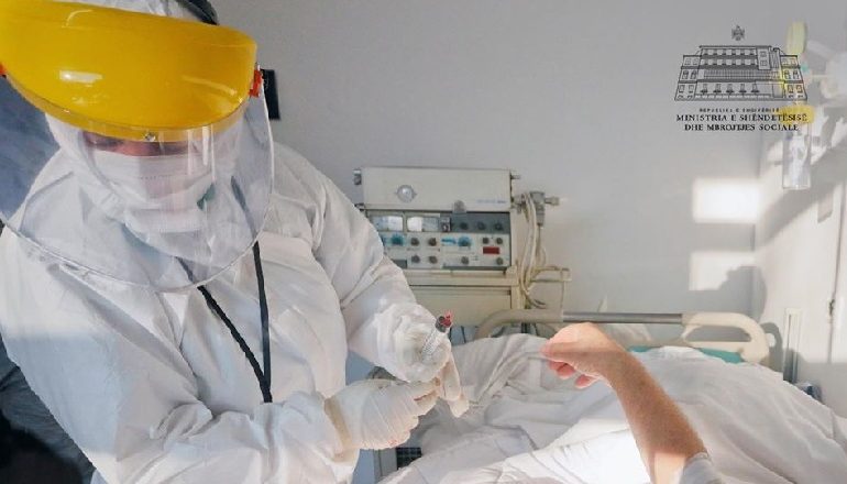 NJIHUNI ME KIMETE ZGURËN/ Heroinën e kohërave të sotme që po lufton me COVID-19 te Infektivi