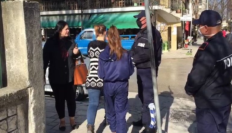 KAOS NË FIER/ Fierakët mbushin rrugët, lëvizje të shumta në qytet dhe…