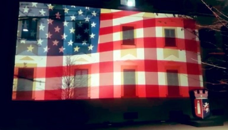 NË SHENJË SOLIDARIZIMI/ Bashkia e Tiranës vishet me ngjyrat e flamurit amerikan, Yuri Kim falenderon Veliajn