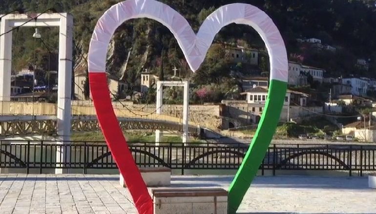 LUFTA KUNDËR KORONAVIRUSIT/ Një zemër që rreh për dy kombe, Berati solidarizohet me kombin italian