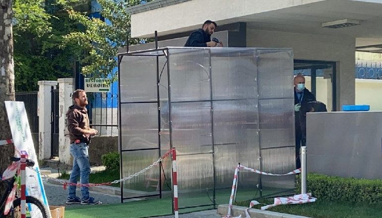 KORONAVIRUSI/ Vendoset tuneli i dezinfektimit edhe tek Drejtoria e Përgjithshme