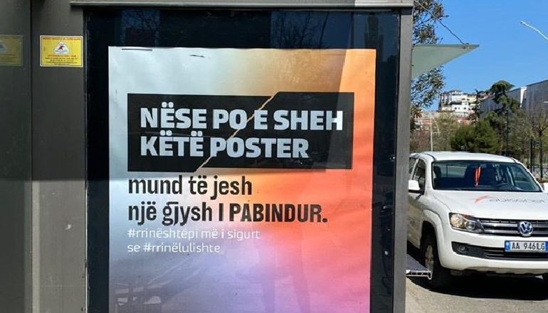 “NËSE PO E SHEH KËTË POSTER…”/ Bashkia e Tiranës zëvendëson tabelat për reklama në postera me mesazhe sensibilizuese