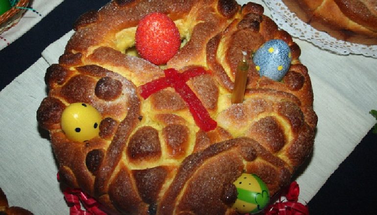 SOT BESIMTARËT KATOLIKË FESOJNË PASHKËN/ Por çfarë simbolizon veza e kuqe?