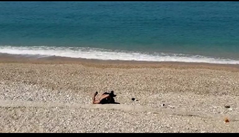 KORONAVIRUSI/ Vlonjatët fillojnë plazhin: Vijmë për t’u larguar nga njerëzit në qytet