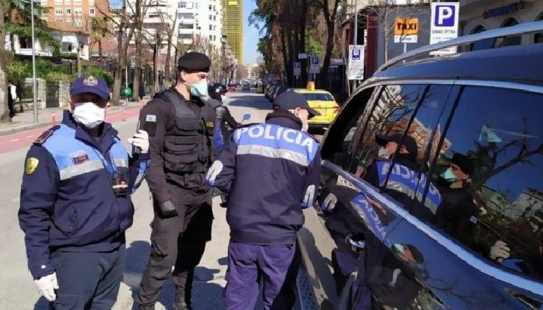 MASAT KUNDËR KORONAVIRUSIT/ 3 shtetas në Krujë thyejnë karantinën pas ardhjes nga jashtë, gjobiten nga polici dhe 5 pronarë lokalesh