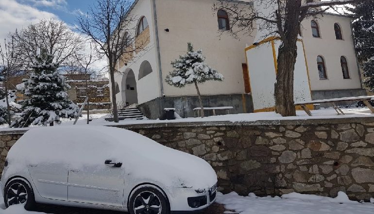 PAMJE MBRESËLËNËSE/ Koronavirusi nuk vjen vetëm, Kukësi zbardhet nga dëbora (FOTO)