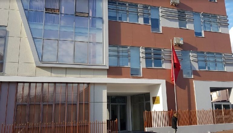 POLICIA E ARRESTON DY HERË/ Gjyqtarja i jep lirinë shpërndarësit të heroinës