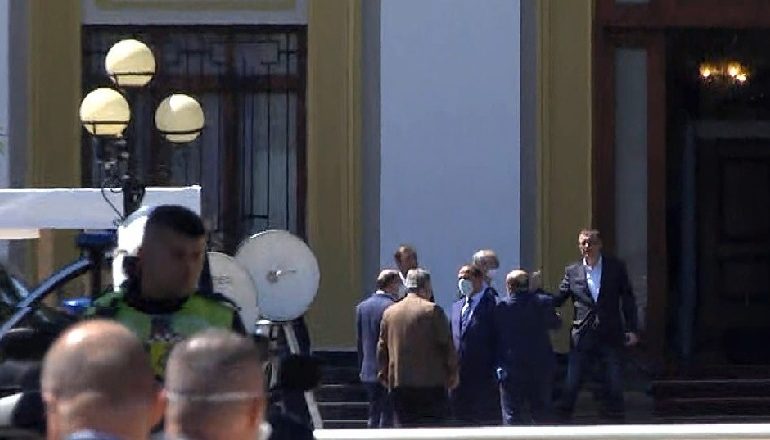 PËRFUNDON SEANCA HISTORIKE E PARLAMENTIT/ Deputetët hedhin fletën e votimit në kuti dhe largohen