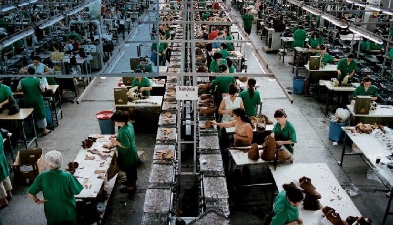 KORONAVIRUSI/ Fasoneria u mbyll se kishte të infektuar me COVID-19, 700 mijë lekë gjobë 3 punonjësve që s’u karantinuan