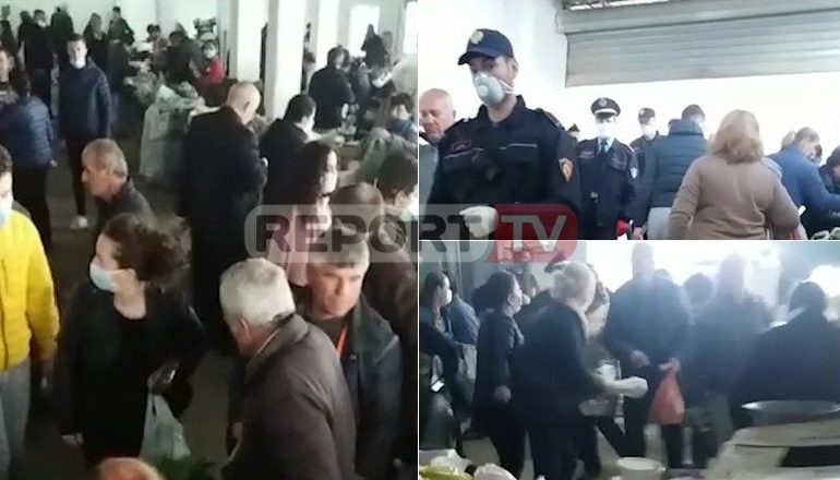 KORONAVIRUSI/ Grumbullime masive dhe mosrespektim i distancës, bashkia e Krujës mbyll tregun e fruta-perimeve (VIDEO)