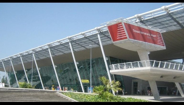 KORONAVIRUSI/ Sot rinisin fluturimet për riatdhesimet nga Stambolli dhe Milano, 2 javë karantinë në Durrës
