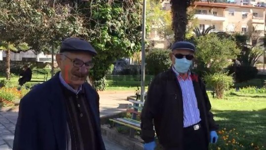 KORONAVIRUSI/ Të moshuarit në Sarandë shijojnë lirinë me shëtitje buzë detit (VIDEO)