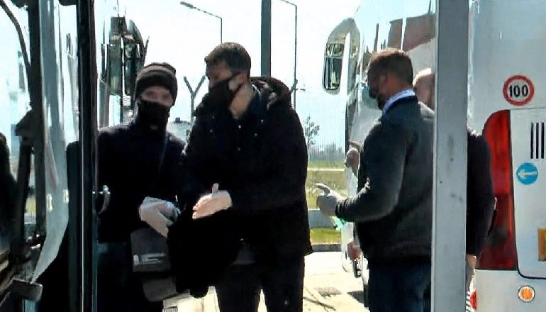 RIATDHESIMI/ Dezinfektim dhe ulje vetëm në sedilje. Si u bë transporti nga Rinasi në karantinë në Durrës