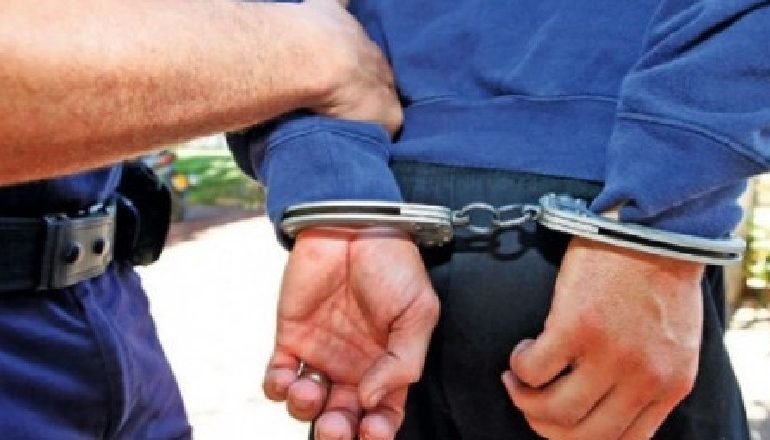THYEN KARANTINËN E KUNDËRSHTUAN POLICINË NË KORÇË/ 3 të arrestuar, 1 procedohet në gjendje të lirë. Njërit i gjendet drogë në banesë