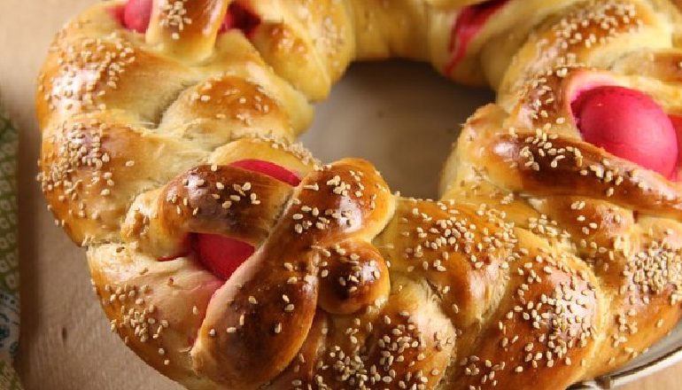 PËRGATITJA/ Buka e Pashkëve me vezë të ngjyrosura, zbuloni recetën e gatimit në shtëpi