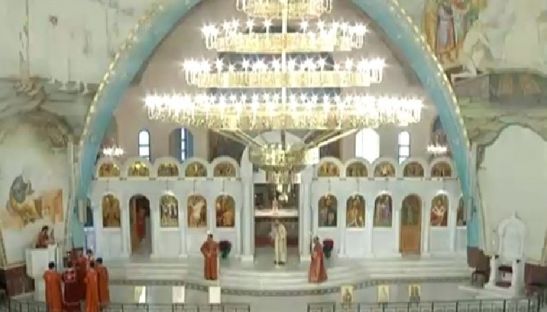 NGJALLJA E KRISHTIT/ Besimtarët ortodoksë kremtojnë Pashkët! COVID-19 boshatis kishën