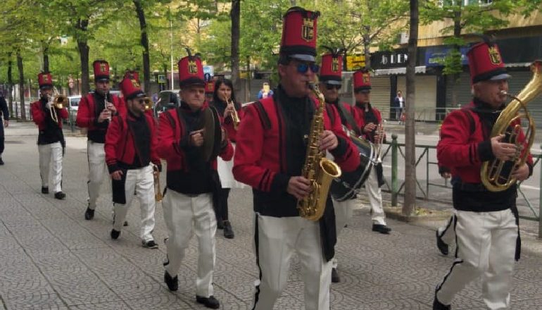 TINGUJ SHPRESE NË TIRANË/ Banda frymore zgjon Tiranën nga monotonia e COVID-19