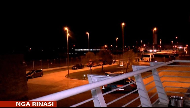 RIATDHESIMI/ Mbërrin në Rinas avioni me shqiptarët e bllokuar në Milano nga COVID-19