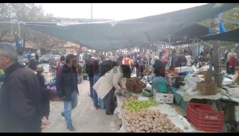 PAS DY DITËVE NË KARANTINË TOTALE/ Situatë kaotike në tregun e Lushnjes, nuk respektohet distancimi social