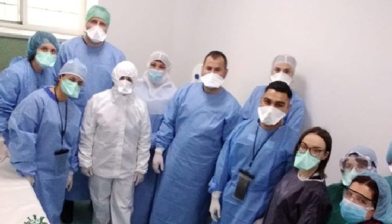 “HERONJTË NUK MPOSHTEN NGA COVID-I”! Surpriza për mjekët e Infektivit në vijën e parë të zjarrit (FOTO)