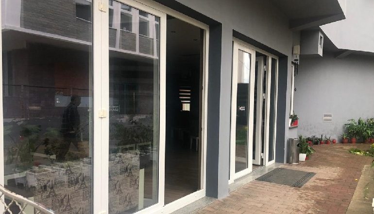KUNDËRSHTOI, KËRCËNOI DHE GODITI PUNONJËSIT E POLICISË/ Arrestohet 50-vjeçari në Peshkopi që mbante lokalin hapur