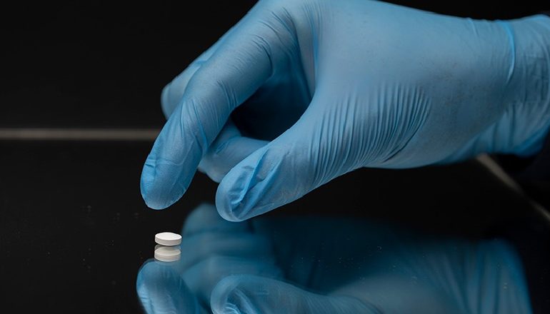 KORONAVIRUSI/ Laboratori farmaceutik ushtarak në Itali prodhon ilaçin e parë anti-Covid