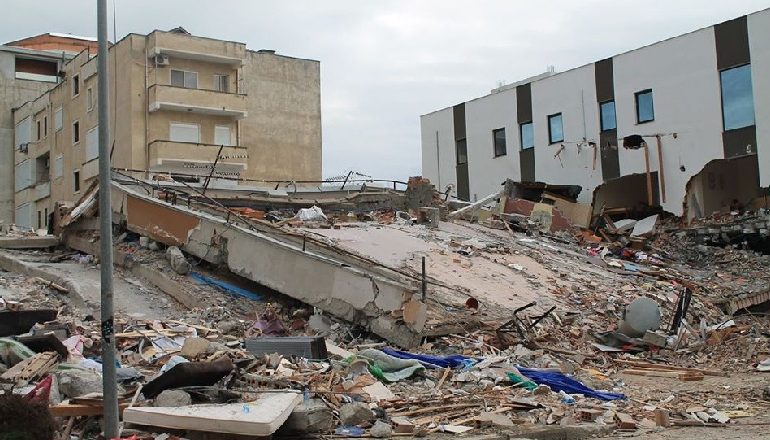 RINDËRTIMI/ Nis prishja e disa objekteve të dëmtuara nga tërmeti në gjashtë bashki. Rrafshohen shkolla, pallate dhe kopshte