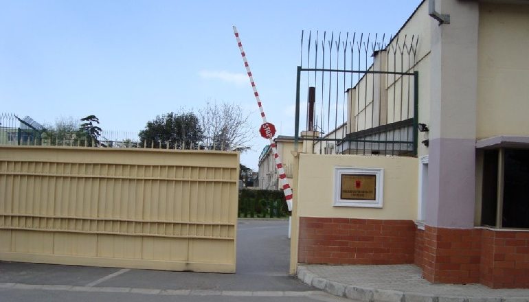 COVID-19 TREMB DHE SHËRBIMIN INFORMATIV/ Institucioni i sekreteve “blindohet” me maska, doreza dhe dezinfektues