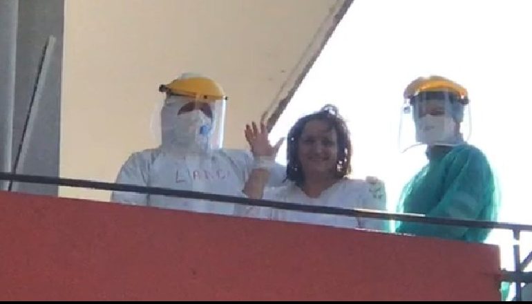LUFTA NDAJ KORONAVIRUSIT/ Muzikë, kërcim e duartrokitje… Çfarë po ndodh te Spitali Infektiv (VIDEO)