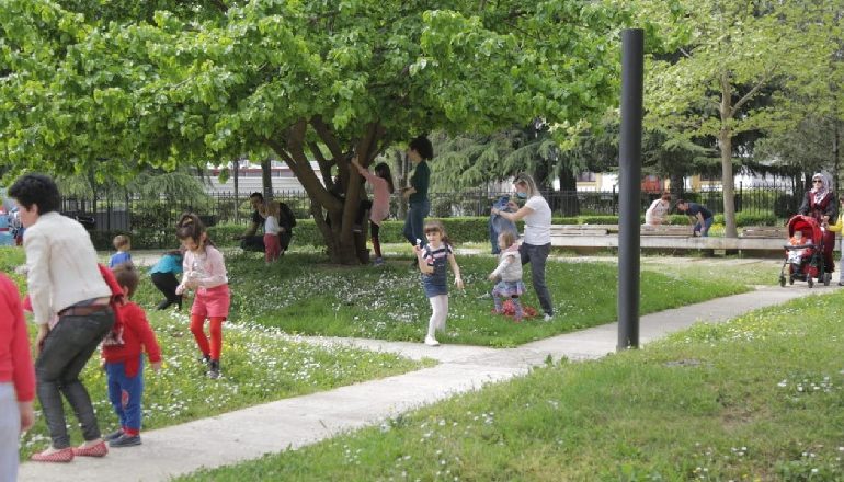 E DIELA JASHTË! Sot Tirana nën gjallërinë e fëmijëve dhe nënave deri në orën 11:00