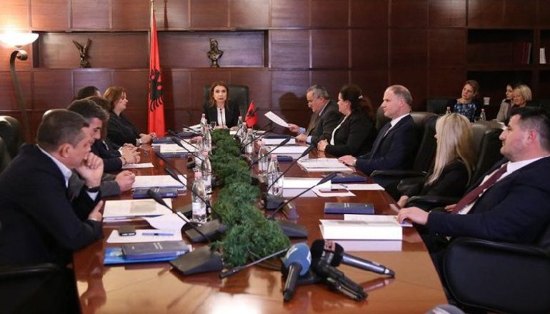 PAS NJË MUAJI E GJYSMË MBYLLUR/ KLGJ hap sot dyert e gjykatave për qytetarët “për çështje të ngutshme”