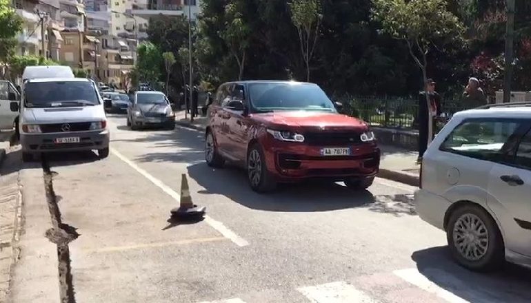 RRUGA PLOT ME QYTETARË DHE AUTOMJETE/ Saranda i kthehet normalitetit, popullohet edhe shëtitorja buzë detit