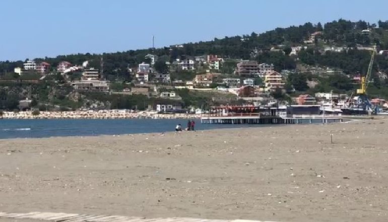 NUK ËSHTË “ZONË E GJELBËR”/ Por disa qytetarë nuk i rezistojnë diellit në Shëngjin, shëtitje buzë detit