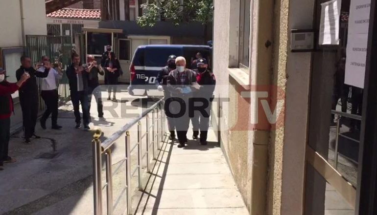 DYSHOHET SE ABUZOI SEKSUALISHT TË MITURËN/ Me maskë dhe pranga në duar, burg për 73-vjeçarin… mohon akuzat