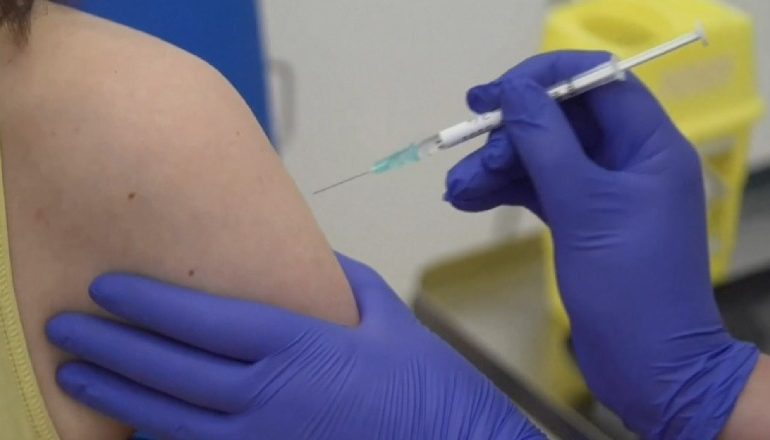 KORONAVIRUSI/ Universiteti i Oksfordit: Në fillim të vjeshtës do të ketë gati miliona doza vaksine