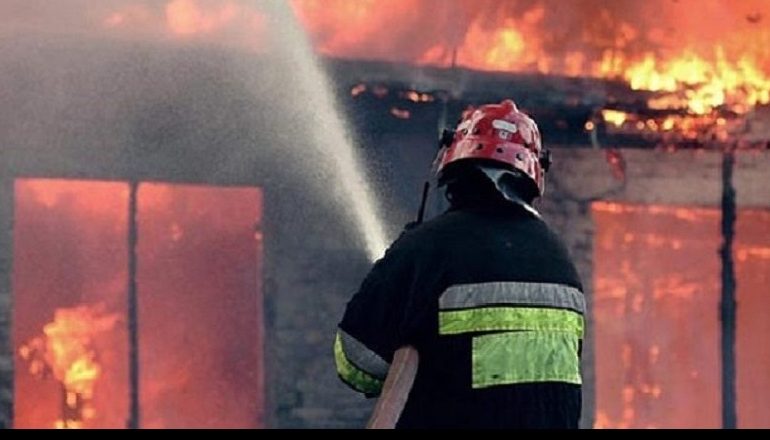 TIRANA NË KARANTINË/ Përfshihet nga flakët një banesë dykatëshe te “Ali Demi”