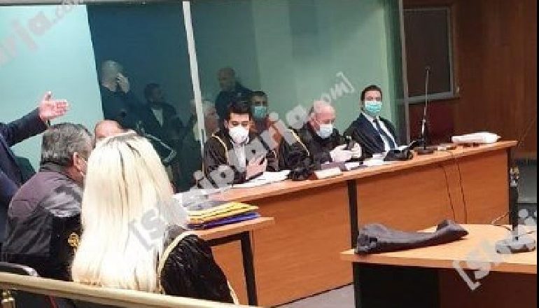 313 VATËR INFEKSIONI NGA KORONAVIRUSI/ Të akuzuarit në gjykatë pa maska e doreza dhe ngjitur me njëri tjetrin (FOTO)