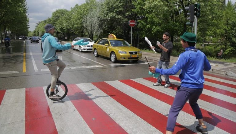 TIRANA NË KARANTINË/ Shfaqje falas në rrugët e kryeqytetit, xhonglierët “shpërqendrojnë” qytetarët nga situata e COVID-19