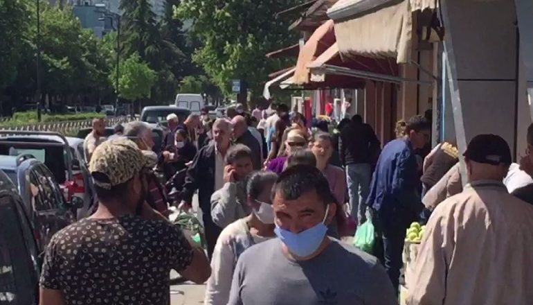 18 RASTE ME COVID-19/ Por në Elbasan duke sikur nuk ekziston koronavirusi… tregjet dhe rrugët plot
