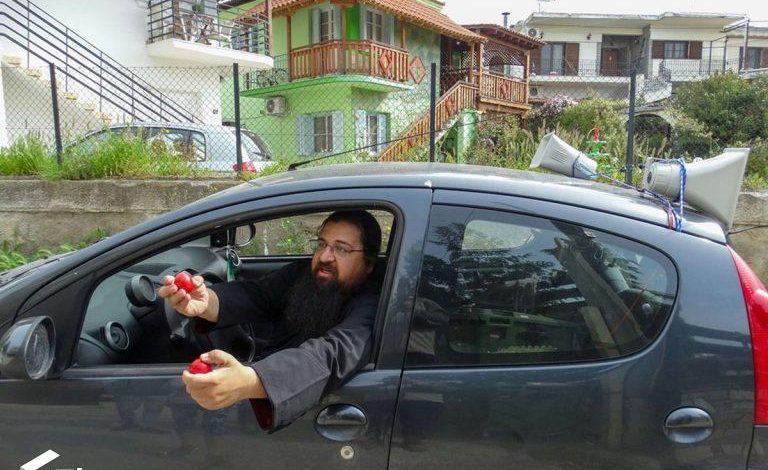 “KRISHTI U NGJALL”/ Prifti jep lajmin me megafon dhe shpërndan vezët e Pashkëve (VIDEO)