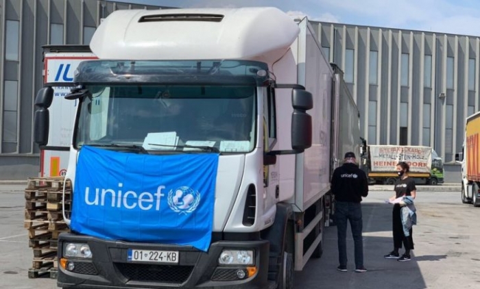 UNICEF I VJEN NË NDIHMË KOSOVËS/ Dhuron 1.5 ton pajisje profesionale mbrojtëse