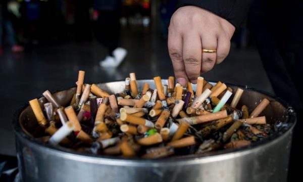 KORONAVIRUSI/ Tani është koha ta lini duhanin, mund t’jua rrisë gjasat për ta mposhtur COVID-19